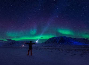 Norveç Svalbard Longyearbyen şehir adam dağlarda kutup kutup kuzey ışıkları aurora borealis gökyüzü yıldız