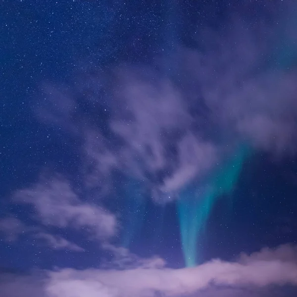 ノルウェーのスバールバル諸島ロングイェールビーン市町山での北極北極のオーロラ オーロラ空星 — ストック写真