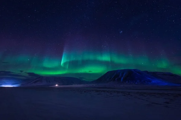 极地北极北极光在挪威斯瓦尔巴特的天空之星朗伊尔城城 — 图库照片