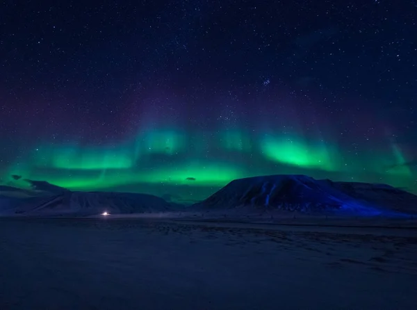 极地北极北极光在挪威斯瓦尔巴特的天空之星朗伊尔城城 — 图库照片