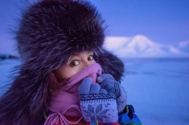  Norveç manzara doğa Spitsbergen Longyearbyen Svalbard dağ duvar kağıdı kutup gece kız kutup kış  
