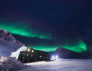 Norveç Svalbard Longyearbyen şehir adam dağlarda kutup kutup kuzey ışıkları aurora borealis gökyüzü yıldız