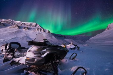 Norveç Svalbard Longyearbyen şehir adam dağlarda kutup kutup kuzey ışıkları aurora borealis gökyüzü yıldız