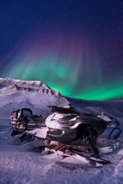 Norveç Svalbard Longyearbyen şehir adam dağlarda kutup kutup kuzey ışıkları aurora borealis gökyüzü yıldız