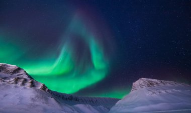 Norveç Svalbard Longyearbyen şehir adam dağlarda kutup kutup kuzey ışıkları aurora borealis gökyüzü yıldız