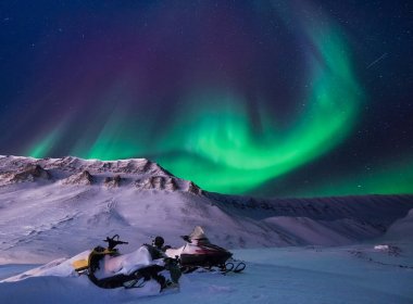 Norveç Svalbard Longyearbyen şehir adam dağlarda kutup kutup kuzey ışıkları aurora borealis gökyüzü yıldız