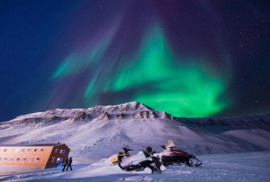 Norveç Svalbard Longyearbyen şehir adam dağlarda kutup kutup kuzey ışıkları aurora borealis gökyüzü yıldız