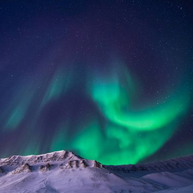 Norveç Svalbard Longyearbyen şehir adam dağlarda kutup kutup kuzey ışıkları aurora borealis gökyüzü yıldız