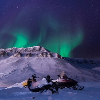 Norveç Svalbard Longyearbyen şehir adam dağlarda kutup kutup kuzey ışıkları aurora borealis gökyüzü yıldız