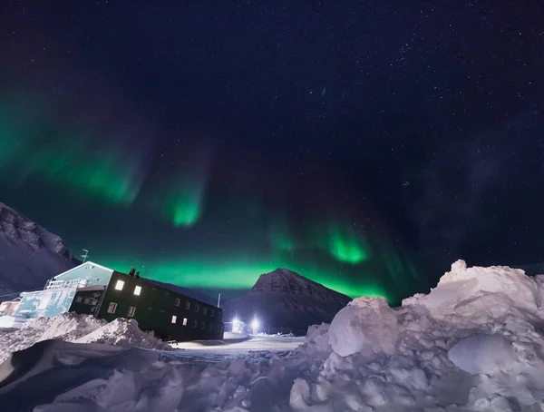 极地北极北极光在挪威斯瓦尔巴特的天空之星朗伊尔城城人山 — 图库照片