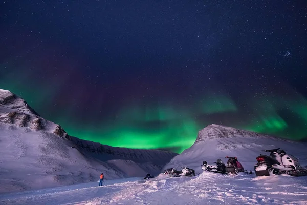 Norveç Svalbard Longyearbyen Şehir Adam Dağlarda Kutup Kutup Kuzey Işıkları — Stok fotoğraf