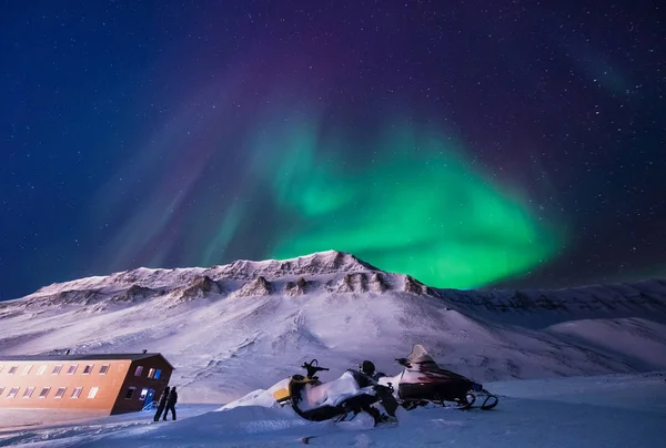 极地北极北极光在挪威斯瓦尔巴特的天空之星朗伊尔城城人山 — 图库照片