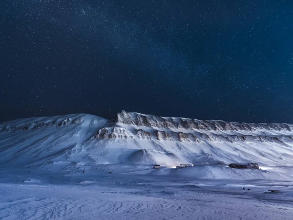 壁纸挪威风景自然斯匹次卑尔根岛朗伊尔城斯瓦尔巴特极地夜与北极冬天 — 图库照片