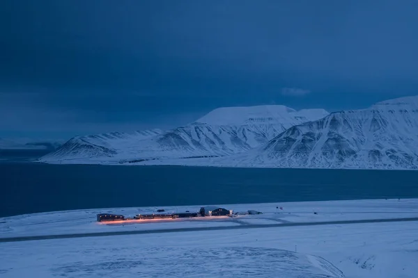 Kuzey Kutbu Havaalanı Spitsbergen Svalbard Longyearbyen şehir kutup gece kış