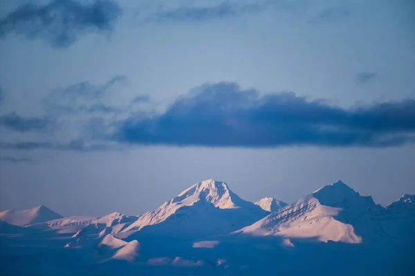 Montanha Neve Perto Svalbard Dia Ensolarado Inverno Cidade Longyearbyen — Fotografia de Stock