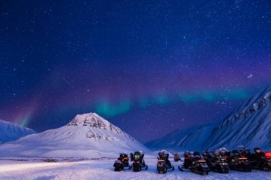 Norveç Svalbard Longyearbyen şehir adam dağlarda kutup kutup kuzey ışıkları aurora borealis gökyüzü yıldız