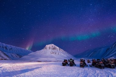 Norveç Svalbard Longyearbyen şehir adam dağlarda kutup kutup kuzey ışıkları aurora borealis gökyüzü yıldız
