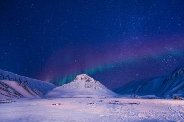 Norveç Svalbard Longyearbyen şehir adam dağlarda kutup kutup kuzey ışıkları aurora borealis gökyüzü yıldız