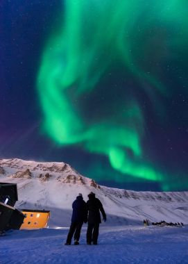 Norveç Svalbard Longyearbyen şehir adam insanlar dağlarda kutup kutup kuzey ışıkları aurora borealis gökyüzü yıldız