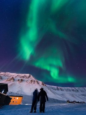 Norveç Svalbard Longyearbyen şehir adam insanlar dağlarda kutup kutup kuzey ışıkları aurora borealis gökyüzü yıldız