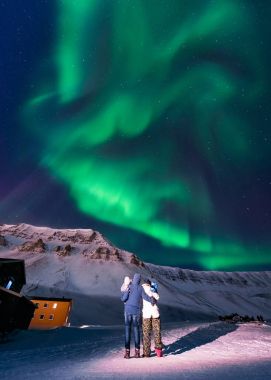 Norveç Svalbard Longyearbyen şehir adam insanlar dağlarda kutup kutup kuzey ışıkları aurora borealis gökyüzü yıldız