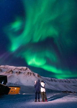 Norveç Svalbard Longyearbyen şehir adam insanlar dağlarda kutup kutup kuzey ışıkları aurora borealis gökyüzü yıldız