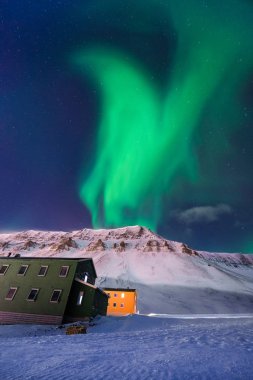 Norveç Svalbard Longyearbyen şehir adam dağlarda kutup kutup kuzey ışıkları aurora borealis gökyüzü yıldız