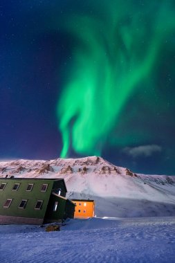 Norveç Svalbard Longyearbyen şehir adam dağlarda kutup kutup kuzey ışıkları aurora borealis gökyüzü yıldız