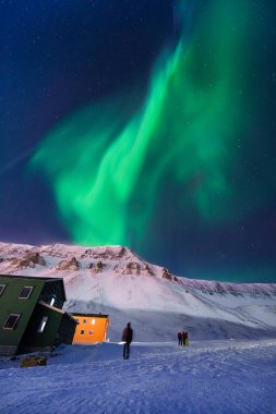 Norveç Svalbard Longyearbyen şehir adam dağlarda kutup kutup kuzey ışıkları aurora borealis gökyüzü yıldız
