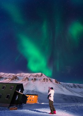 Norveç Svalbard Longyearbyen şehir adam insanlar dağlarda kutup kutup kuzey ışıkları aurora borealis gökyüzü yıldız