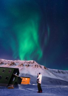 Norveç Svalbard Longyearbyen şehir adam insanlar dağlarda kutup kutup kuzey ışıkları aurora borealis gökyüzü yıldız