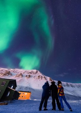 Norveç Svalbard Longyearbyen şehir adam insanlar dağlarda kutup kutup kuzey ışıkları aurora borealis gökyüzü yıldız
