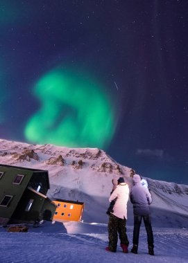 Norveç Svalbard Longyearbyen şehir adam insanlar dağlarda kutup kutup kuzey ışıkları aurora borealis gökyüzü yıldız