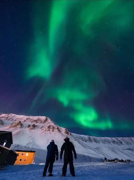 极地北极北极光极光天空星在挪威斯瓦尔巴特群岛朗伊尔城城人山 — 图库照片