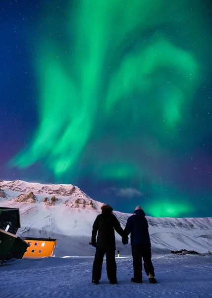 Norveç Svalbard Longyearbyen şehir adam insanlar dağlarda kutup kutup kuzey ışıkları aurora borealis gökyüzü yıldız