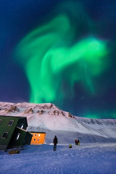Norveç Svalbard Longyearbyen Şehir Adam Dağlarda Kutup Kutup Kuzey Işıkları — Stok fotoğraf