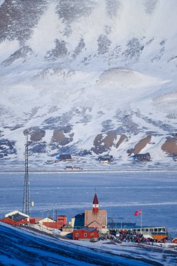 Norveç manzara doğa Spitsbergen Longyearbyen şehir Svalbard Arctic dağların kilise kutup kış günü