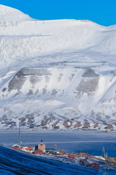 教会のスピッツ ベルゲン ロングイェールビーン市スバールバル北極の山のノルウェーの風景自然冬の極地の日 — ストック写真