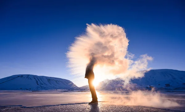 Heladas Agua Hirviendo Cielo Polar Ártico Noruega Svalbard Longyearbyen Hombre —  Fotos de Stock