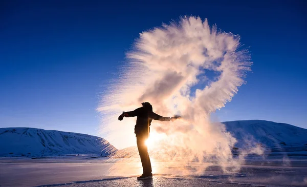 Heladas Agua Hirviendo Cielo Polar Ártico Noruega Svalbard Longyearbyen Hombre —  Fotos de Stock