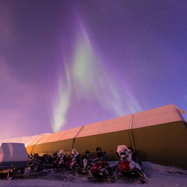 Norveç Svalbard Longyearbyen şehir Dağları'nda kutup kutup kuzey ışıkları aurora borealis gökyüzü yıldız