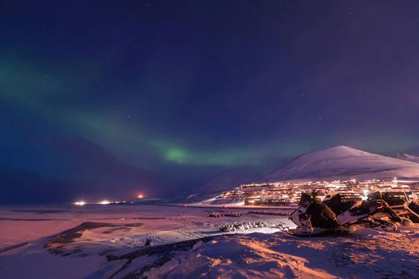 Norveç Svalbard Longyearbyen Şehir Dağları Nda Kutup Kutup Kuzey Işıkları — Stok fotoğraf