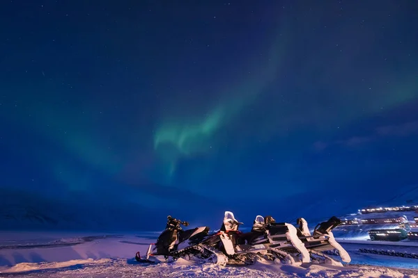 ノルウェーのスバールバル諸島ロングイェールビーン市山での北極北極のオーロラ オーロラ空星 — ストック写真