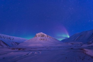 Norveç Svalbard Longyearbyen şehir adam dağlarda kutup kutup kuzey ışıkları aurora borealis gökyüzü yıldız