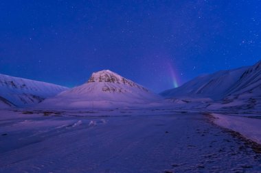 Norveç Svalbard Longyearbyen şehir adam dağlarda kutup kutup kuzey ışıkları aurora borealis gökyüzü yıldız