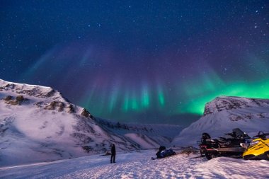 Norveç Svalbard Longyearbyen şehir Dağları'nda kutup kutup kuzey ışıkları aurora borealis gökyüzü yıldız