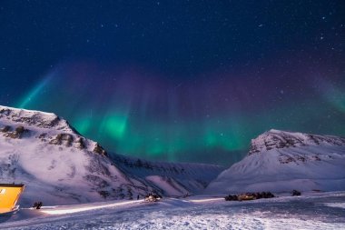 Norveç Svalbard Longyearbyen şehir Dağları'nda kutup kutup kuzey ışıkları aurora borealis gökyüzü yıldız
