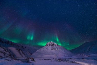Norveç Svalbard Longyearbyen şehir Dağları'nda kutup kutup kuzey ışıkları aurora borealis gökyüzü yıldız
