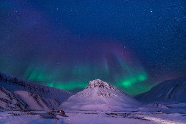 Norveç Svalbard Longyearbyen şehir Dağları'nda kutup kutup kuzey ışıkları aurora borealis gökyüzü yıldız