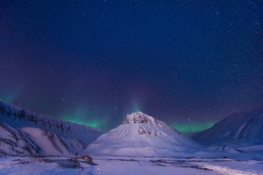 Norveç Svalbard Longyearbyen şehir Dağları'nda kutup kutup kuzey ışıkları aurora borealis gökyüzü yıldız